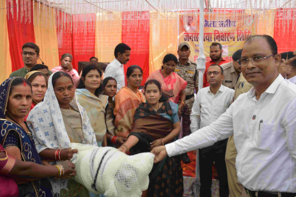 कोरबा : मोटर पंप पाकर हितग्राही सुरेश, जगतराम और जगेश्वर के चेहरे में छाई खुशी