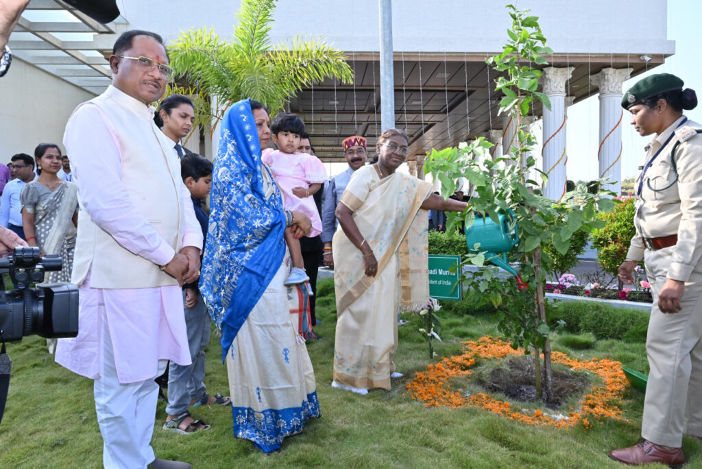 रायपुर : राष्ट्रपति श्रीमती द्रौपदी मुर्मु ने मुख्यमंत्री निवास में रोपा बेल का पौधा