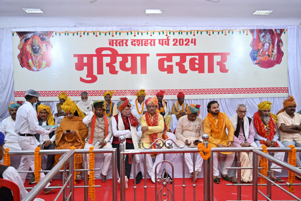 रायपुर : मुख्यमंत्री श्री विष्णु देव साय जगदलपुर के सीरासार भवन में आयोजित मुरिया दरबार में मांझी-चालकी, मेम्बर-मेम्बरीन और बस्तर दशहरा समिति के पदाधिकारियों से रूबरू हो रहे हैं