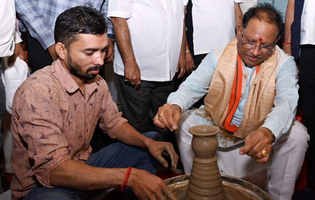 रायपुर : मुख्यमंत्री श्री विष्णु देव साय ने चाक पर दिखाई कलाकारी, बनाई मिट्टी की कटोरी