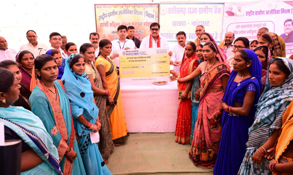 रायपुर : खाद्य मंत्री श्री बघेल ने स्व-सहायता समूह की महिलाओं को 3.50 करोड़ रूपये के ऋण स्वीकृति का चेक वितरित किया