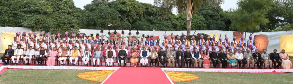 रायपुर : राष्ट्रपति श्रीमती द्रौपदी मुर्मु ने छत्तीसगढ के आदिवासियों के साथ लिया सामुहिक छायाचित्र