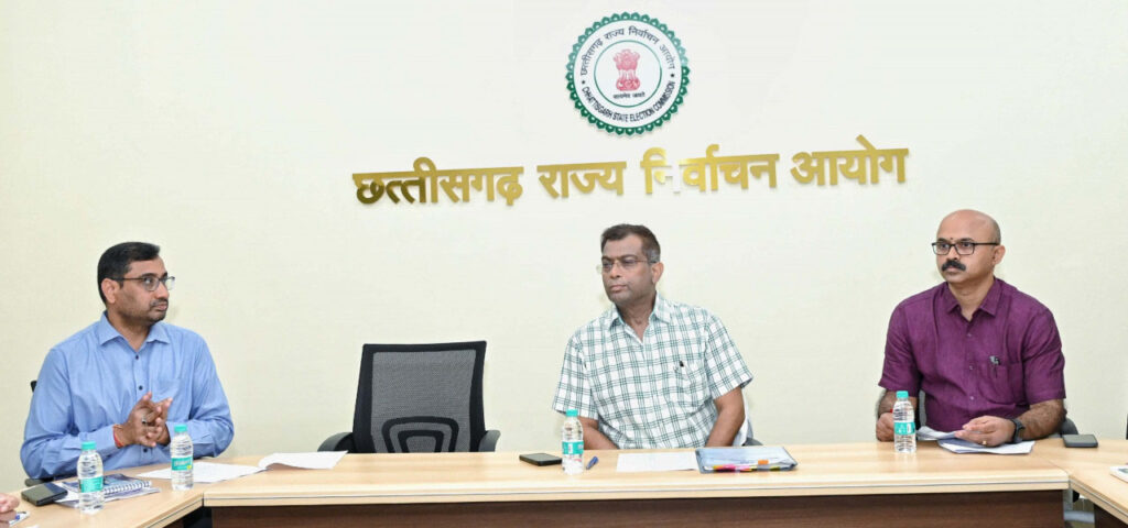 रायपुर : राज्य में परिसीमन और आरक्षण की कार्यवाही समय सीमा में सुनिश्चित करें : निर्वाचन आयुक्त श्री अजय सिंह
