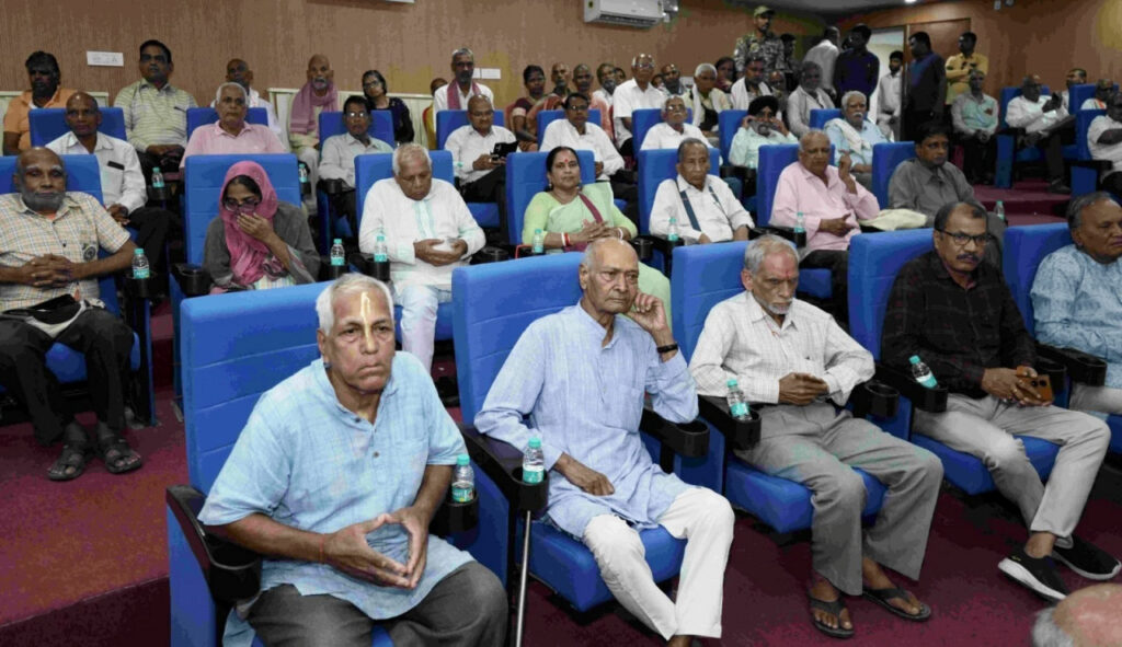 रायपुर : कैबिनेट मंत्री श्री लखन लाल देवांगन ने वृद्धजनों को किया सम्मानित