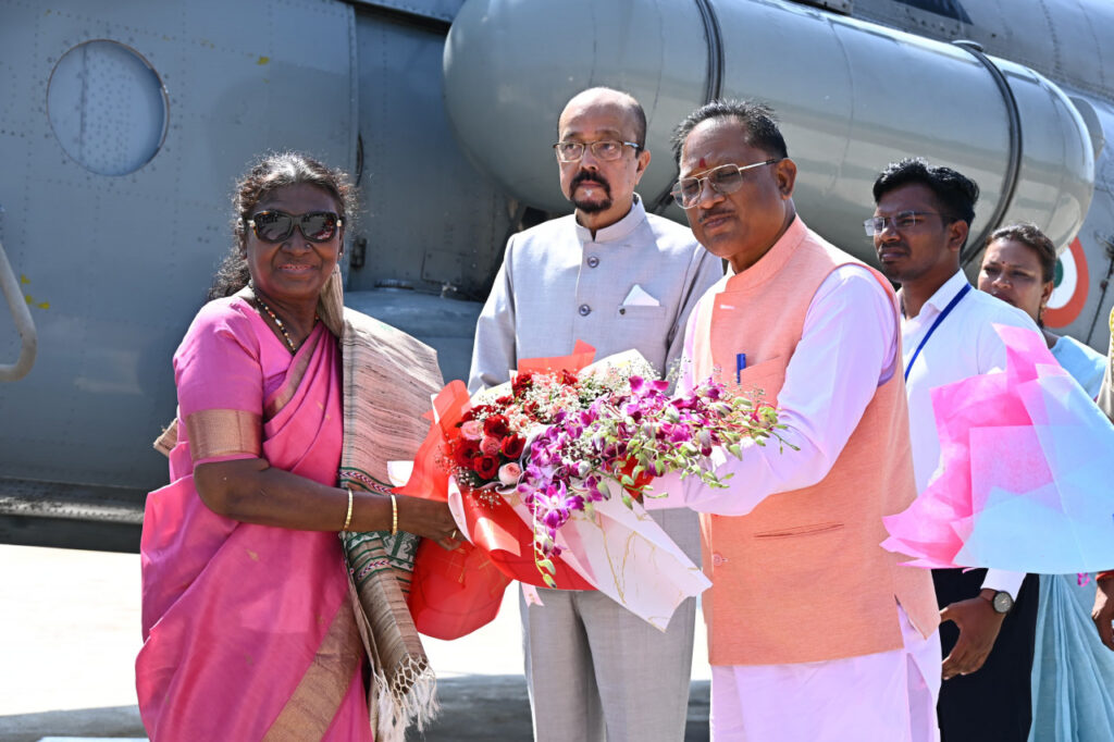 रायपुर : राष्ट्रपति श्रीमती द्रौपदी मुर्मु का भिलाई हेलीपैड पर आत्मीय स्वागत