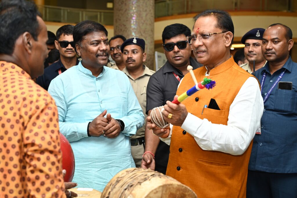 मुख्यमंत्री श्री विष्णु देव साय ने किया प्रथम छत्तीसगढ़ हरित शिखर सम्मेलन का शुभारंभ, पारंपरिक हर्बल उत्पादों और लोक कला का किया अवलोकन…