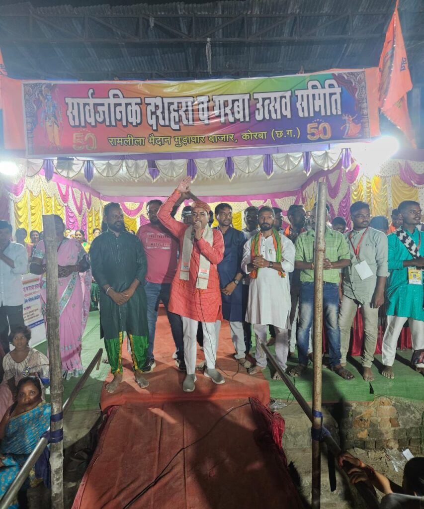 गरबा उत्सव कार्यक्रम में शामिल हुए पार्षद नरेंद्र देवांगन…पुरस्कार भी वितरित किए…