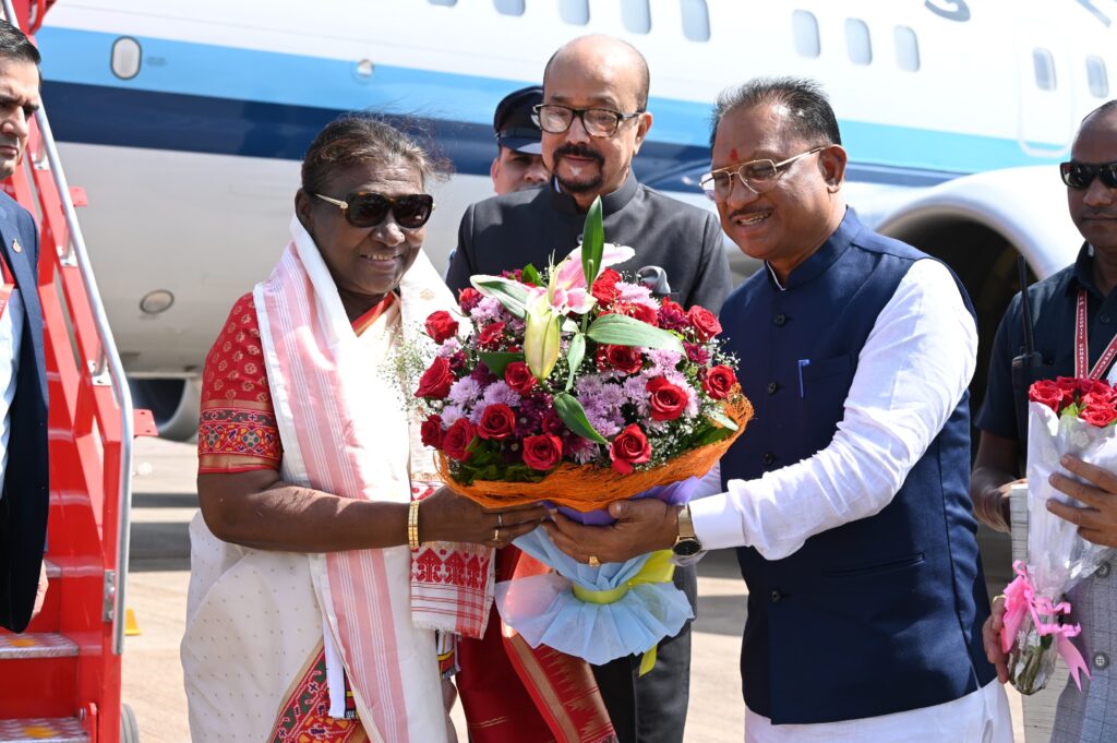 राष्ट्रपति श्रीमती द्रौपदी मुर्मु दो दिवसीय प्रवास पर आज छत्तीसगढ़ की राजधानी रायपुर पहुंची