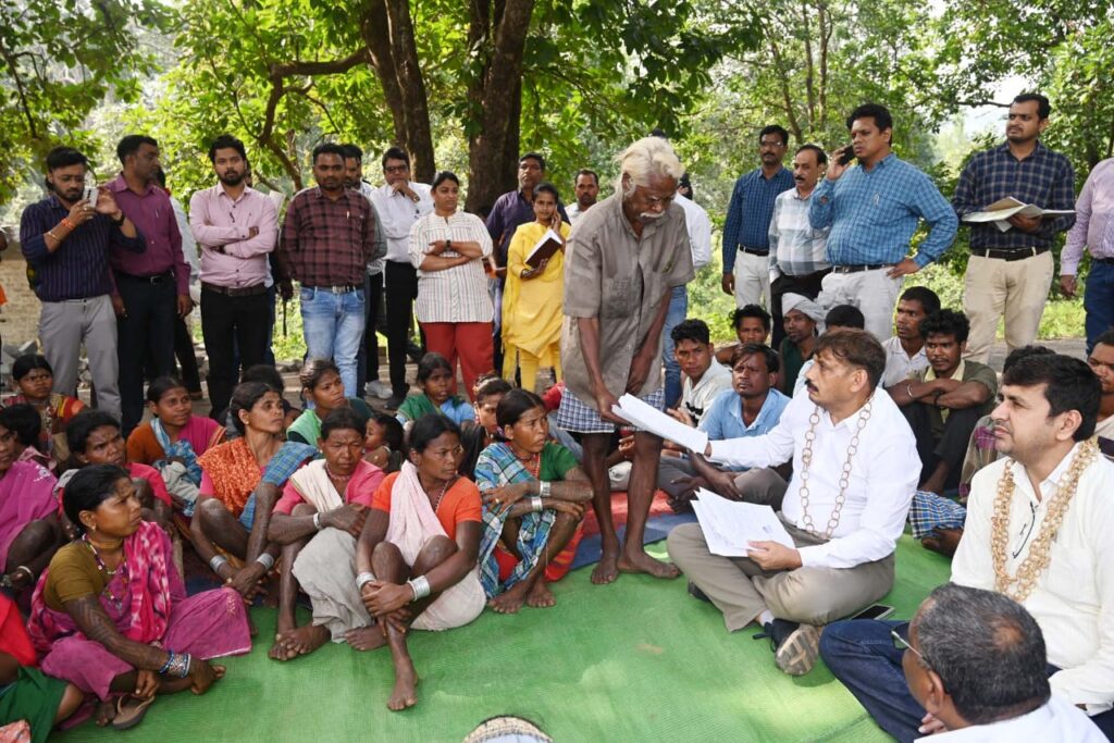 कलेक्टर ने विशेष पिछड़ी बैग जनजाति के साथ जमीन पर बैठ कर किया समस्याओं का समाधान…