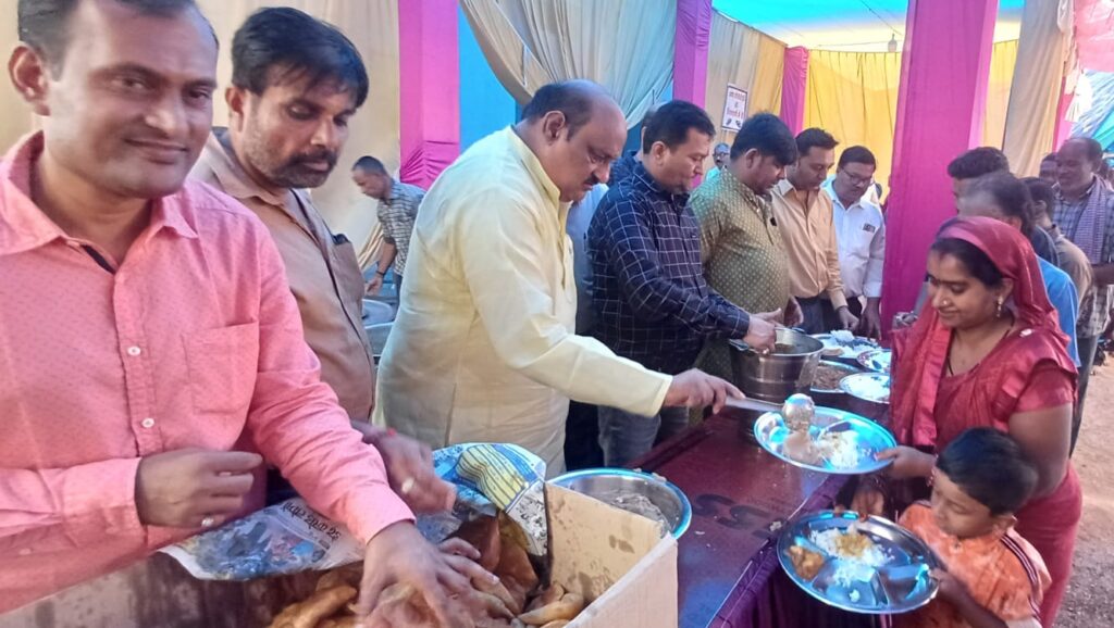 मंत्री जयसिंह अग्रवाल ने मॉ सर्वमंगला देवी के दर्शन व पूजा अर्चना कर मातारानी से क्षेत्रवासियों के लिए वैभव, उन्नति व समृद्धि की कामना की…
