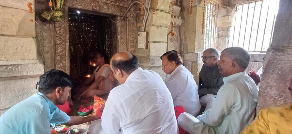 पूर्व मंत्री जयसिंह अग्रवाल चैतुरगढ़ पहुंचकर मॉ महिषासुर मर्दिनी माता के दर्शन व विधि विधान के साथ पूजा अर्चना किया