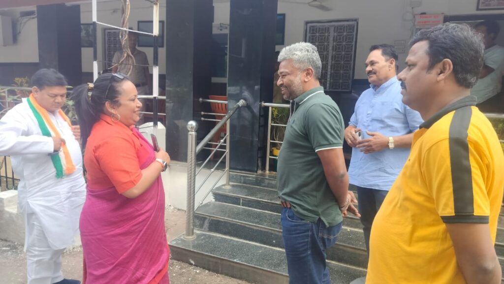 विधानसभा चुनाव के लिये झारखण्ड जाते समय कुनकुरी में सहप्रभारी से मिले कांग्रेसी