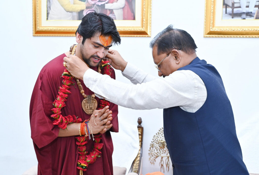 रायपुर : मुख्यमंत्री ने बागेश्वर धाम के पीठाधीश्वर पं. धीरेंद्र शास्त्री से आशीर्वाद ग्रहण किया