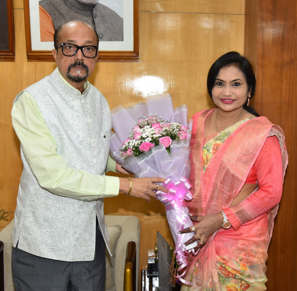 रायपुर : राज्यपाल श्री डेका से केश शिल्पी कल्याण बोर्ड की अध्यक्ष सुश्री सेन ने सौजन्य भेंट की…