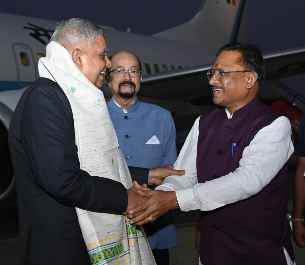 रायपुर : उपराष्ट्रपति श्री धनखड़ का रायपुर पहुंचने पर आत्मीय स्वागत