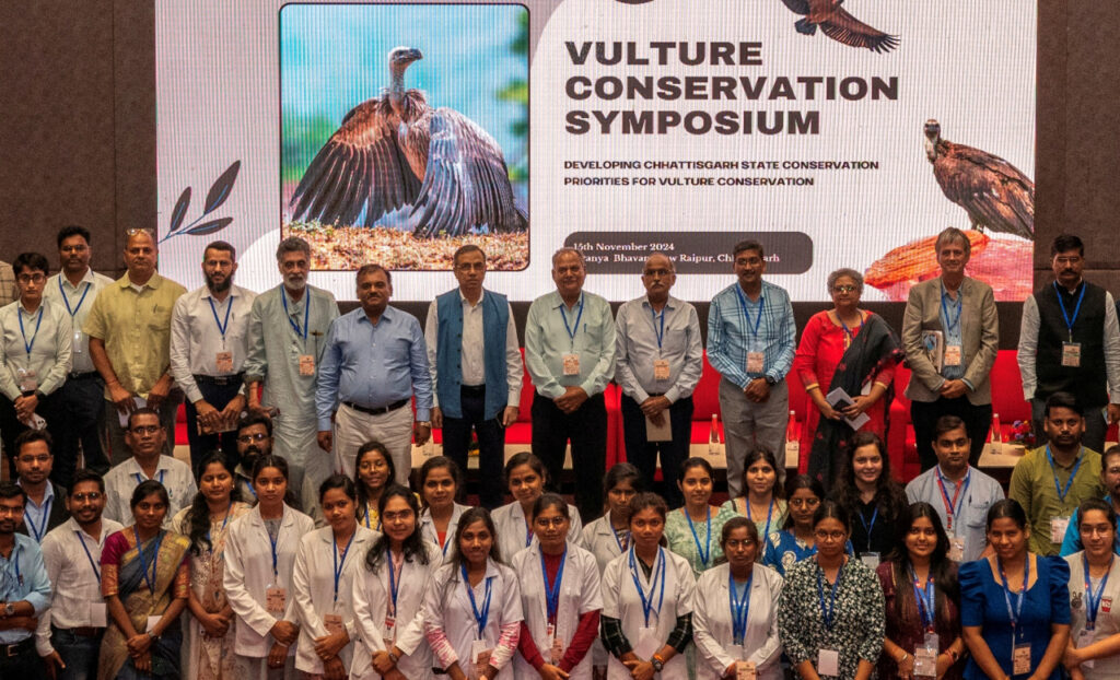 रायपुर : गिद्ध संरक्षण पर कार्यशाला, बॉम्बे नेचुरल हिस्ट्री सोसाइटी और बर्ड काउंट इंडिया के विशेषज्ञों ने दिए सुझाव…
