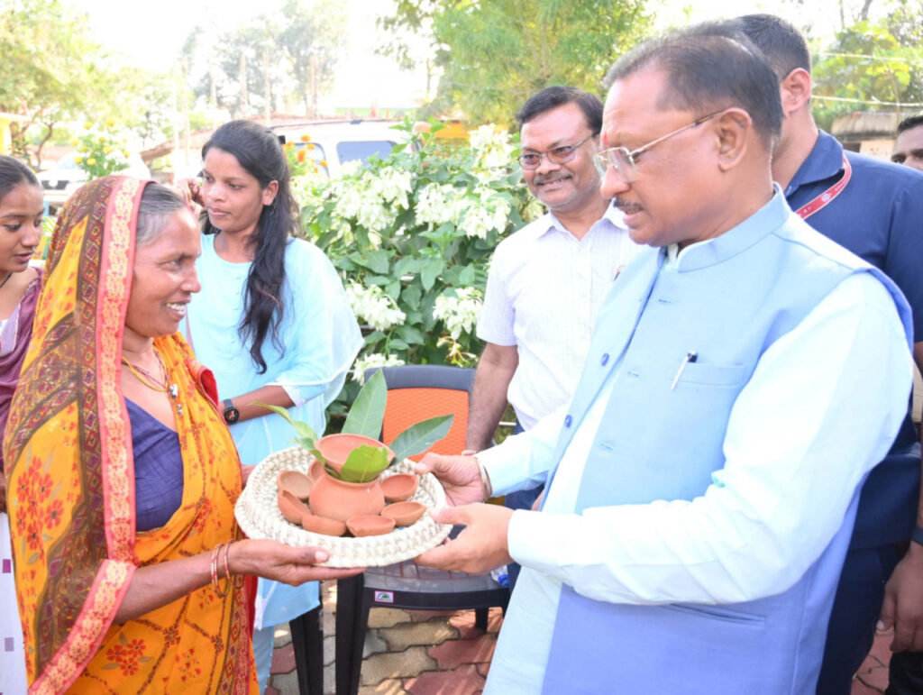 रायपुर : मुख्यमंत्री श्री विष्णुदेव साय ने प्रधानमंत्री आवास योजना की हितग्राहियों को दीपावली का उपहार भेंट किया