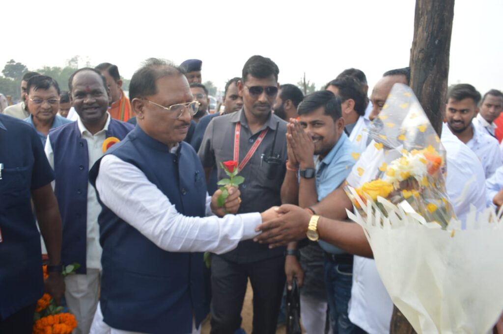 मुख्यमंत्री श्री विष्णु देव साय का कटघोरा हेलीपेड पर जनप्रतिनिधियों ने किया आत्मीय स्वागत