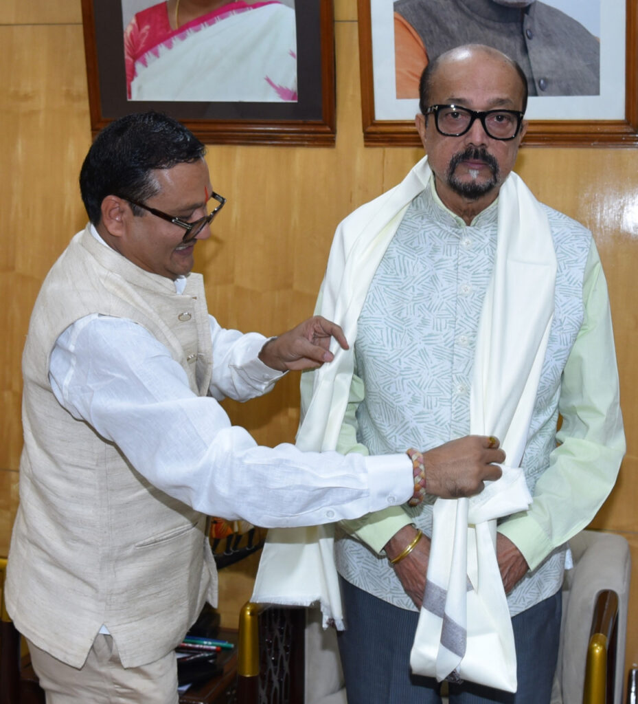 रायपुर : राज्यपाल श्री डेका से मनोहर गौशाला के ट्रस्टी श्री जैन ने सौजन्य भेंट की