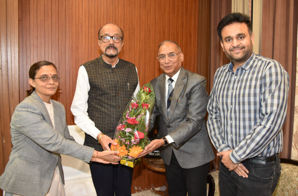 रायपुर : राज्यपाल श्री रमेन डेका से राज्य उपभोक्ता विवाद प्रतितोष आयोग के अध्यक्ष श्री चौरड़िया ने सौजन्य भेंट की