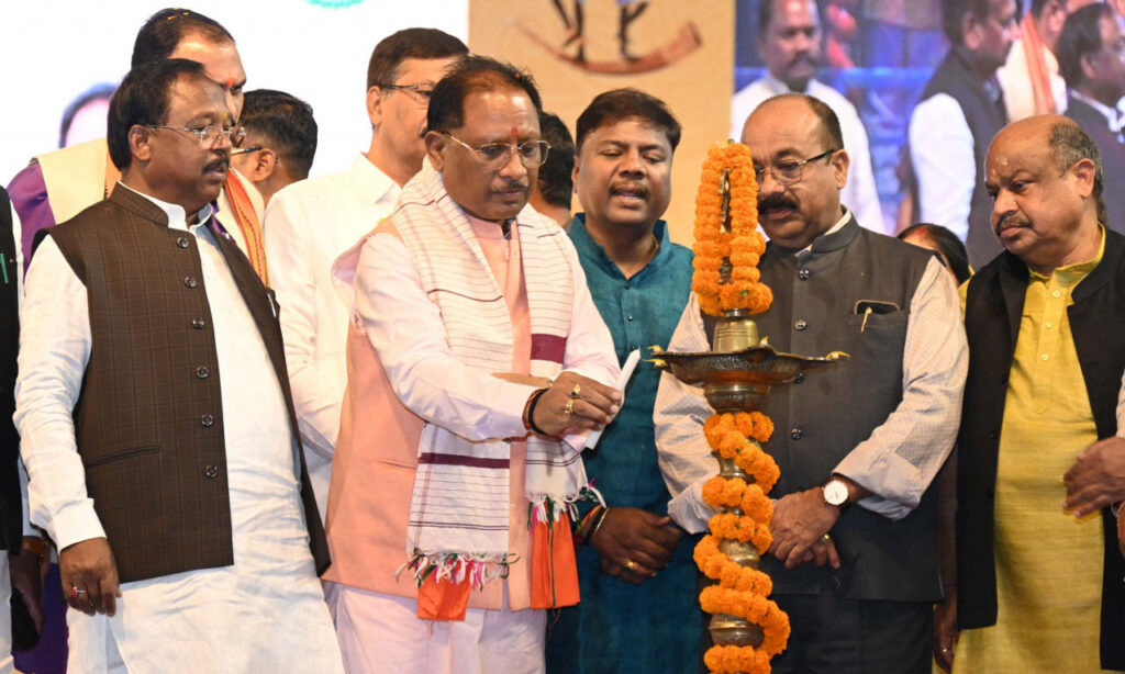 रायपुर : मुख्यमंत्री ने दो दिवसीय जनजातीय गौरव दिवस एवं अंतर्राज्यीय लोक नृत्य महोत्सव का किया भव्य शुभारंभ