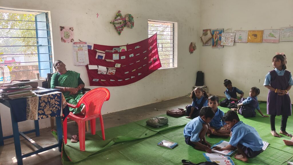 सरकारी स्कूल में क्लास रूम में बच्चों को पढ़ाना छोड़कर सो गई टीचर…उधर वीडियो कॉल पर व्यस्त थीं हेडमास्टर…डीईओ ने दिए जांच के निर्देश…