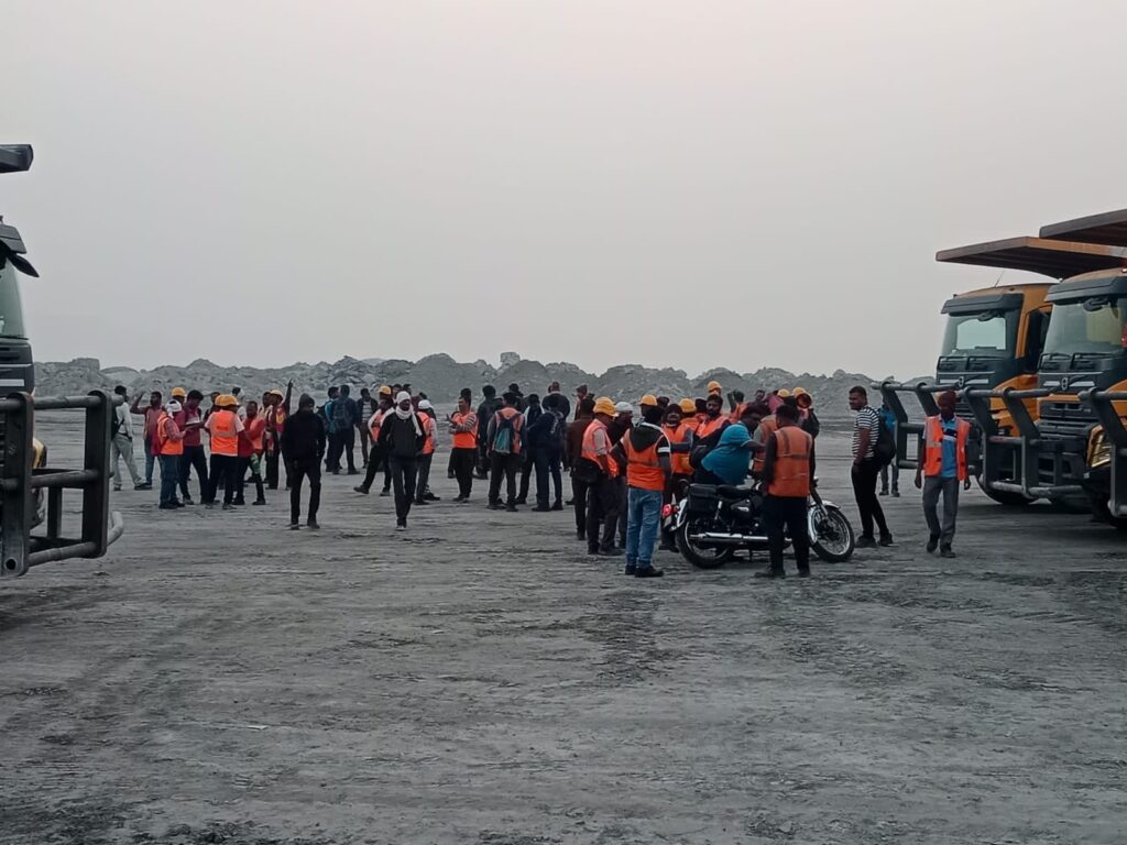 बोनस-सरकारी अवकाश के रुपयों की मांग को लेकर SECL मानिकपुर खदान में 4 दिनों से हड़ताल पर कर्मचारी..मिट्टी ओवरबर्डन का काम ठप…