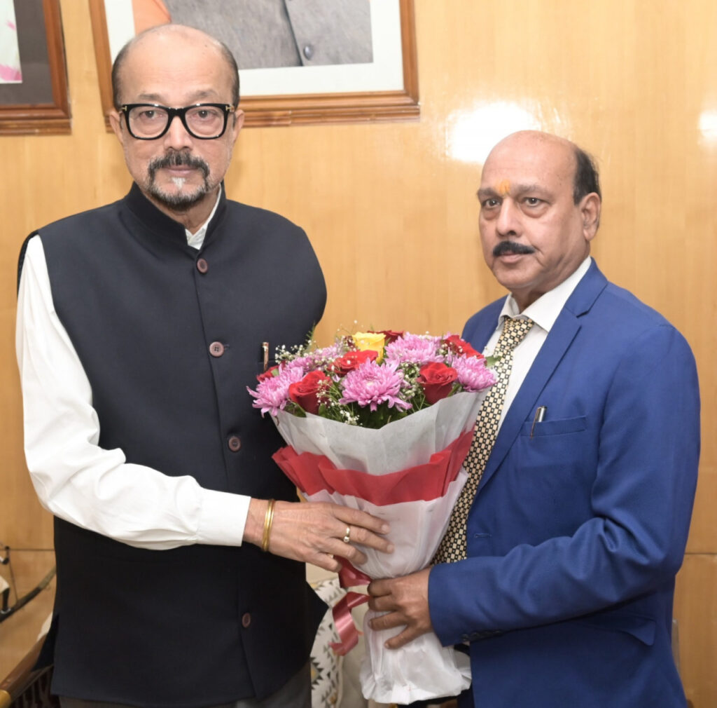 रायपुर : राज्यपाल श्री डेका से छत्तीसगढ़ राज्य मानवाधिकार के सदस्य श्री मिश्रा ने सौजन्य भेंट की