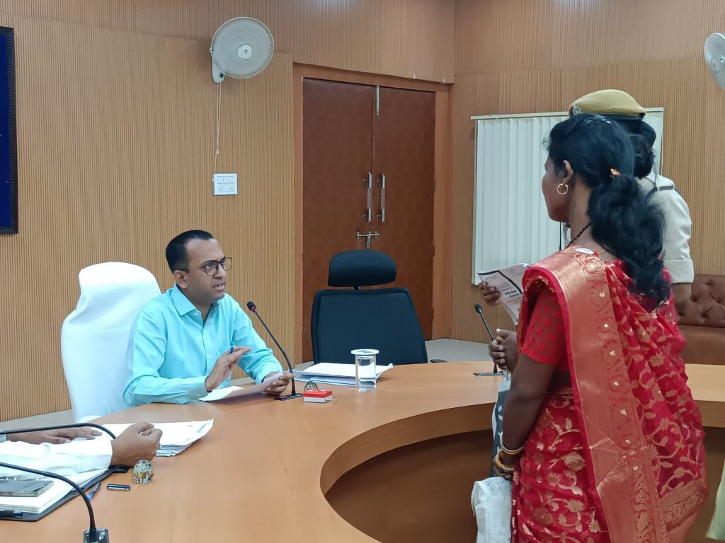 शहर के पुष्पांजलि कॉम्प्लेक्स के समीप अतिक्रमण की शिकायत पर कलेक्टर ने कार्यवाही के दिए निर्देश