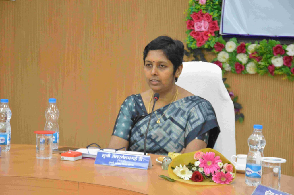 रायपुर : सभी जिम्मेदारियों को समझते हुए शासन की योजनाओं का प्राथमिकता से क्रियान्वयन सुनिश्चित करें – प्रभारी सचिव