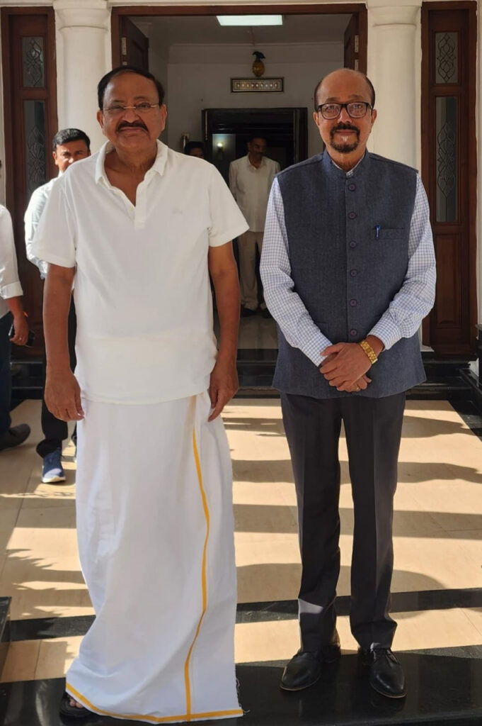 रायपुर : राज्यपाल श्री डेका ने पूर्व उपराष्ट्रपति श्री नायडू से सौजन्य भेंट की