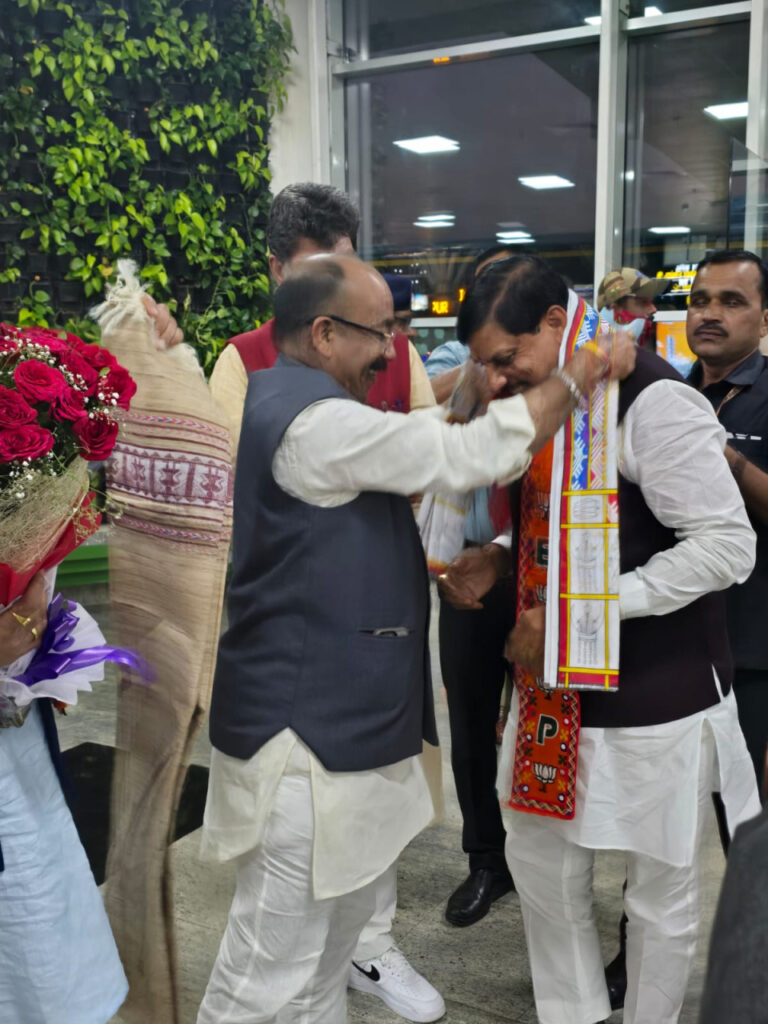रायपुर : मध्यप्रदेश के मुख्यमंत्री डॉ. मोहन यादव का रायपुर एयरपोर्ट पर हुआ आत्मीय स्वागत