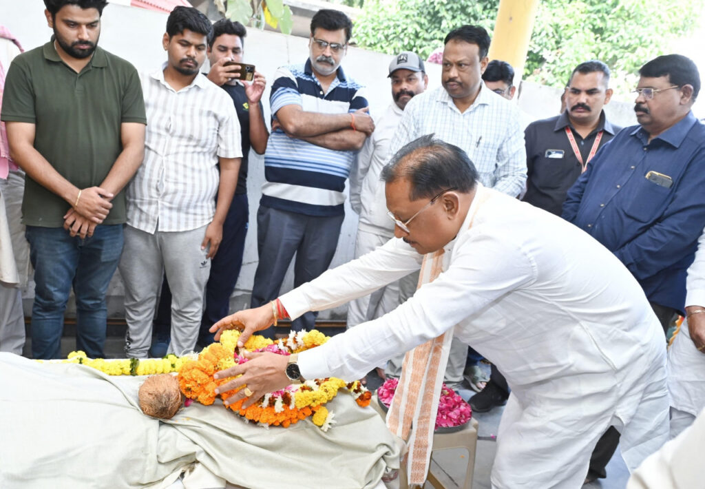 मुख्यमंत्री श्री विष्णु देव साय ने पूर्व राज्यसभा सांसद स्वर्गीय श्री गोपाल व्यास के अंतिम दर्शन में शामिल होकर दी भावभीनी श्रद्धांजलि…