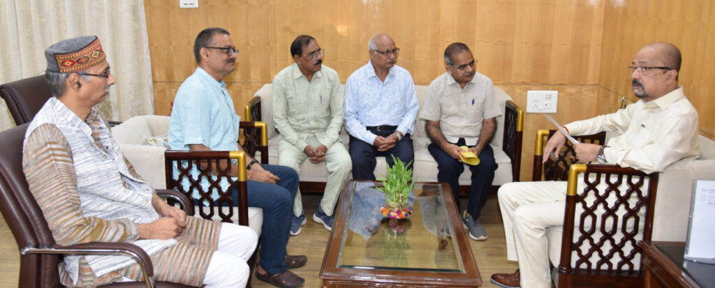 रायपुर : राज्यपाल श्री डेका से छत्तीसगढ़ सरस्वती शिक्षा संस्थान के सचिव श्री सक्सेना ने सौजन्य मुलाकात की