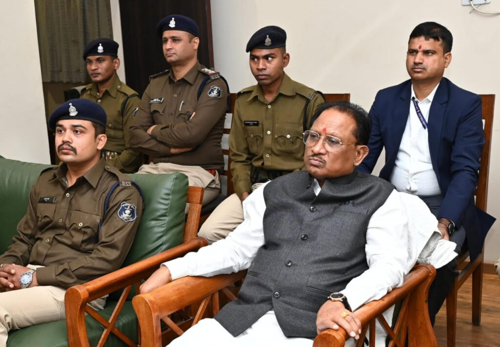 रायपुर : मुख्यमंत्री श्री विष्णु देव साय ने पुलिस जवानों के साथ सुनी मन की बात