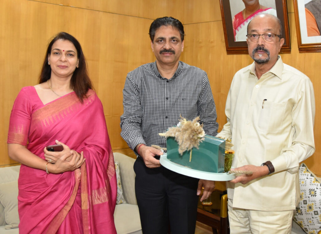 रायपुर : राज्यपाल श्री रमेन डेका से छत्तीसगढ़ विधान सभा के ओ.एस.डी श्री सिसौदिया ने सौजन्य भेंट की