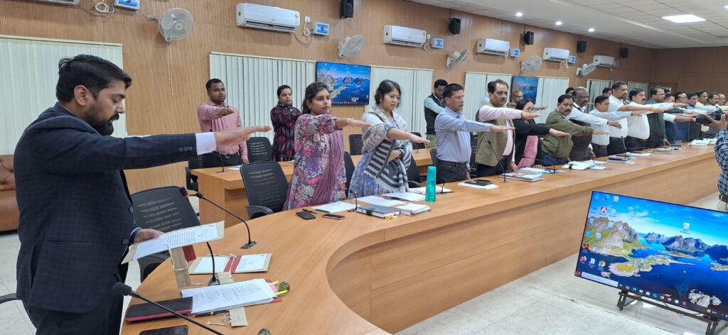 संविधान दिवस : निगम आयुक्त और जिला पंचायत सीईओ सहित अधिकारी-कर्मचारियों ने पढ़ी संविधान की प्रस्तावना….संविधान की मूल भावना के अनुसार जनहित में काम करने का लिया संकल्प