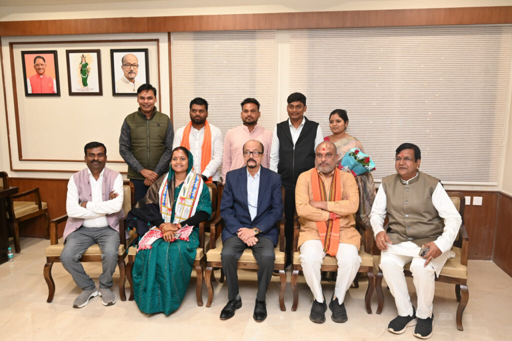 रायपुर : राज्यपाल श्री डेका हुए महिला एवं बाल विकास मंत्री श्रीमती रजवाड़े के गृह प्रवेश कार्यक्रम में शामिल
