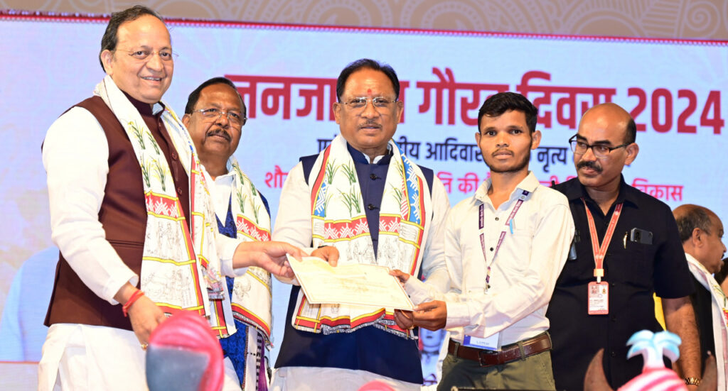 रायपुर : मुख्यमंत्री श्री विष्णु देव साय ने चित्रकला प्रतियोगिता के प्रतिभागियों को किया पुरस्कृत