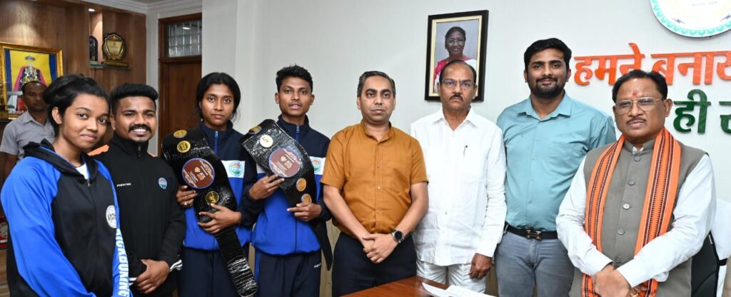 रायपुर : मुख्यमंत्री ने किक बॉक्सिंग खिलाड़ियों की हौसला अफजाई की