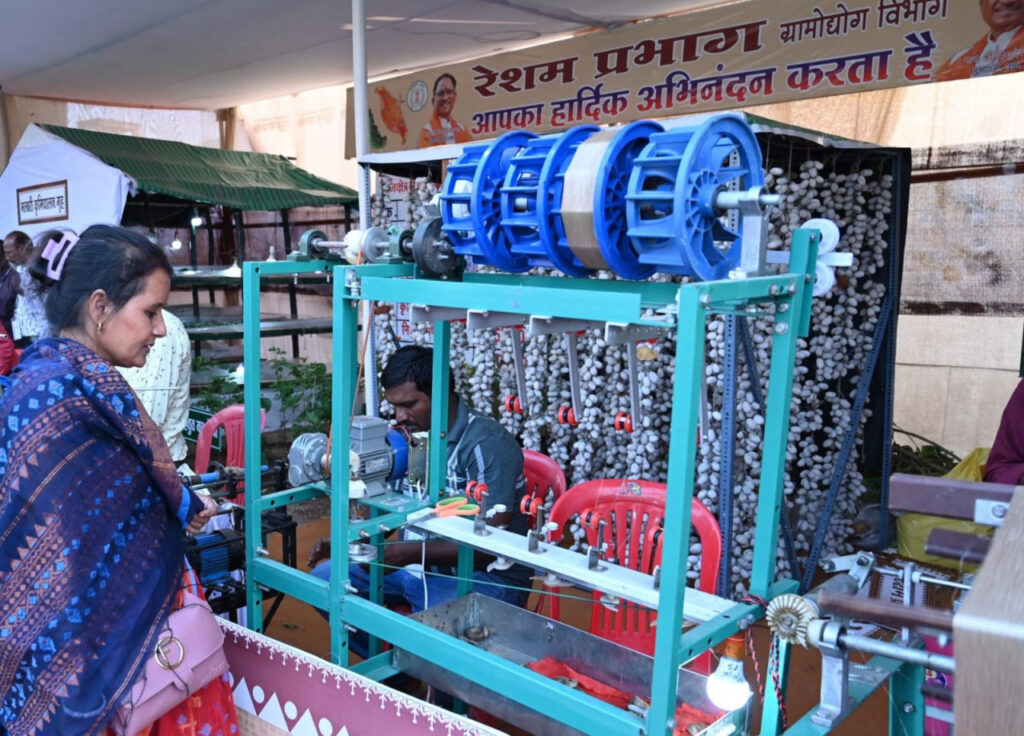 रायपुर : रेशम उत्पादन की प्रक्रिया समझने उमड़ रही भीड़