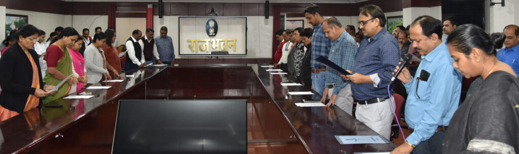 रायपुर : राजभवन सचिवालय के अधिकारी-कर्मचारियों ने संविधान की प्रस्तावना का किया वाचन