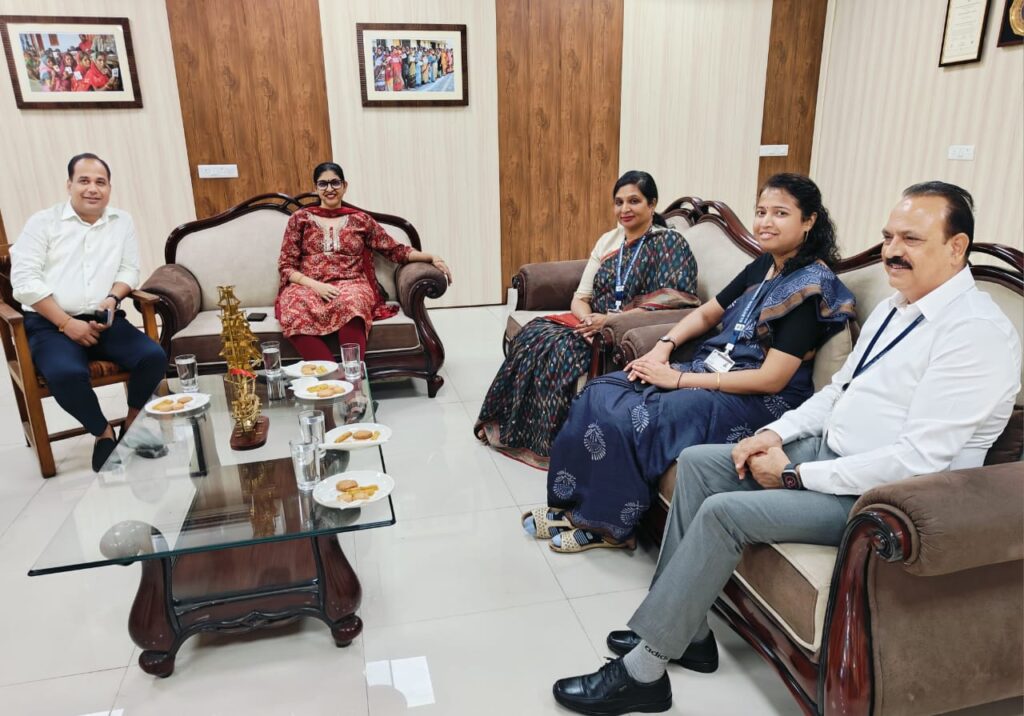 रायपुर : मुख्य निर्वाचन पदाधिकारी श्रीमती रीना बाबासाहेब कंगाले से भारत निर्वाचन आयोग द्वारा नियुक्त प्रेक्षकों ने की मुलाकात..