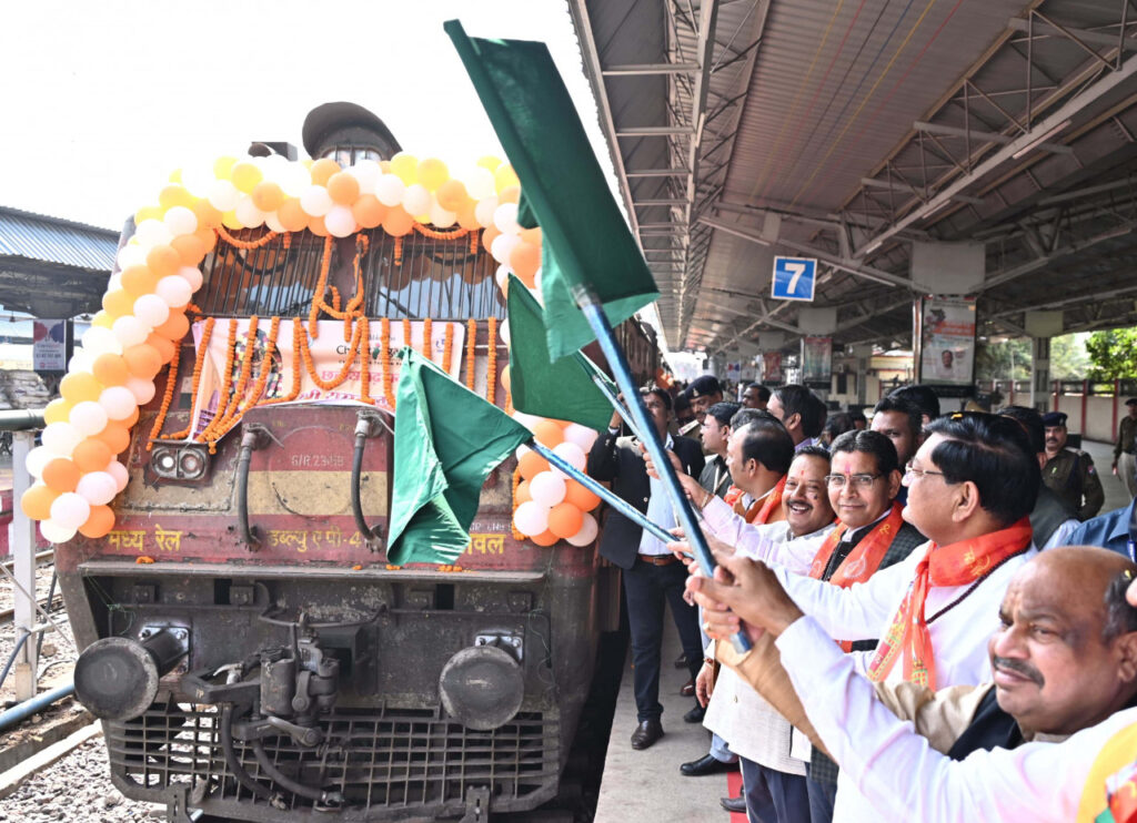 रायपुर : श्री रामलला दर्शन योजना: रायपुर से 850 श्रद्धालु अयोध्या के लिए रवाना