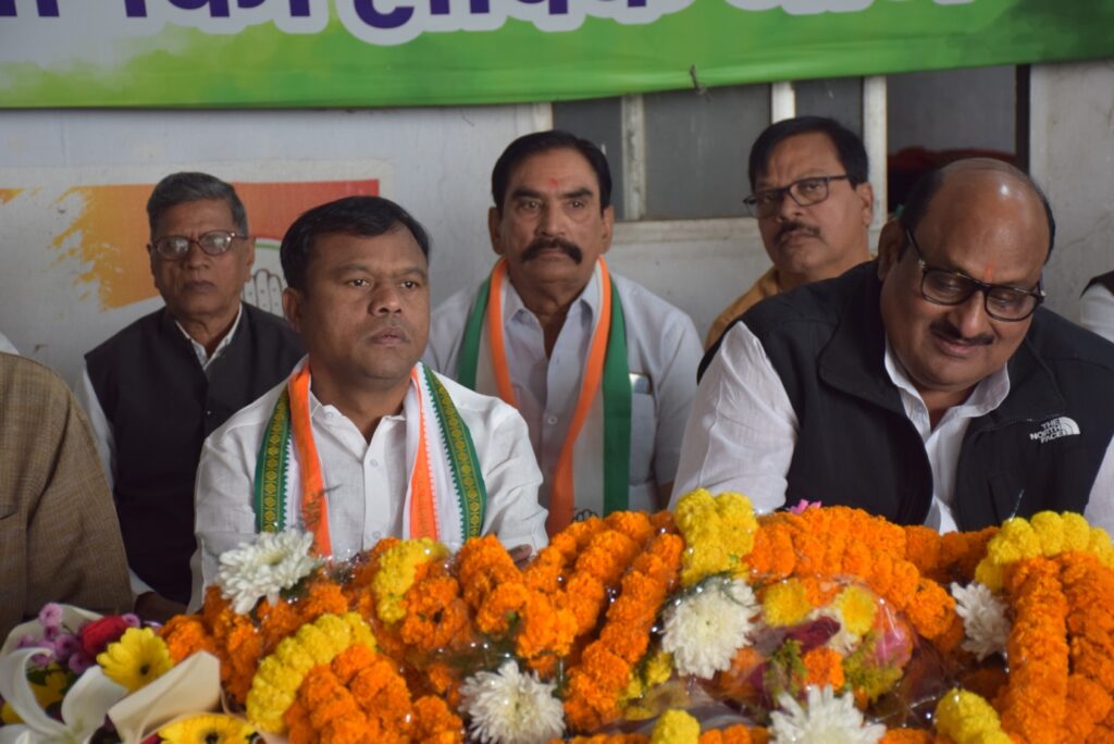 कांग्रेस प्रदेशाध्यक्ष दीपक बैज ने कार्यकर्ताओं में ऊर्जा का संचार करते हुए कहा कि एकजुटता के साथ हमें स्थानीय चुनाव लड़ना है