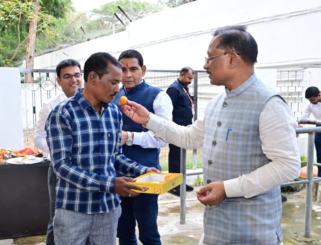 मुख्यमंत्री की सहजता ने सबका मन मोहा- गौ सेवक को अपने हाथों से खिलाया प्रसाद…मुख्यमंत्री श्री विष्णु देव साय ने गोवर्धन पूजा के अवसर पर की गौ वंश की पूजा-अर्चना..