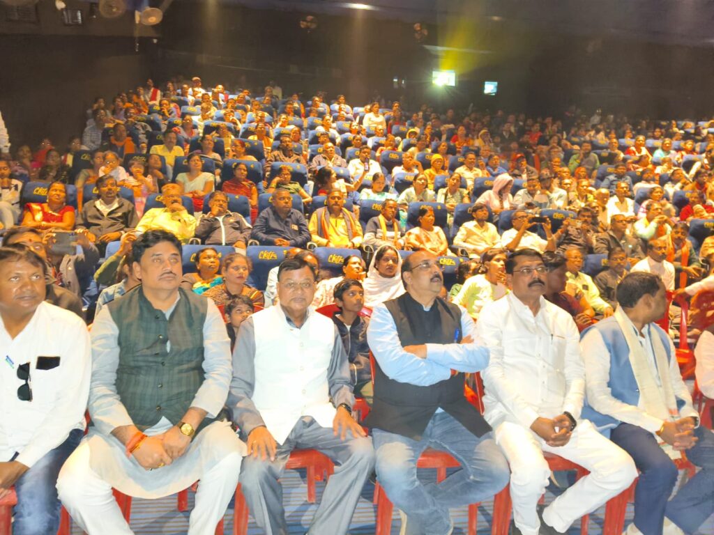 उद्योग मंत्री श्री लखन लाल देवांगन ने 900 से अधिक कार्यकर्ताओ और पदाधिकारियों के साथ देखी द साबरमती रिपोर्ट