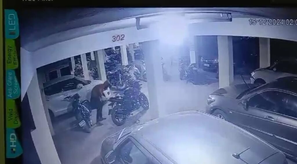 अपार्टमेंट की पार्किंग में खड़ी बाइक पर बदमाश युवक ने लगा दी आग, सीसीटीवी मे क़ैद हुई घटना…बॉटल में पेट्रोल लेकर बाइक पर डालते दिख रहा युवक…फिर माचिस से आग लगाकर भागा…