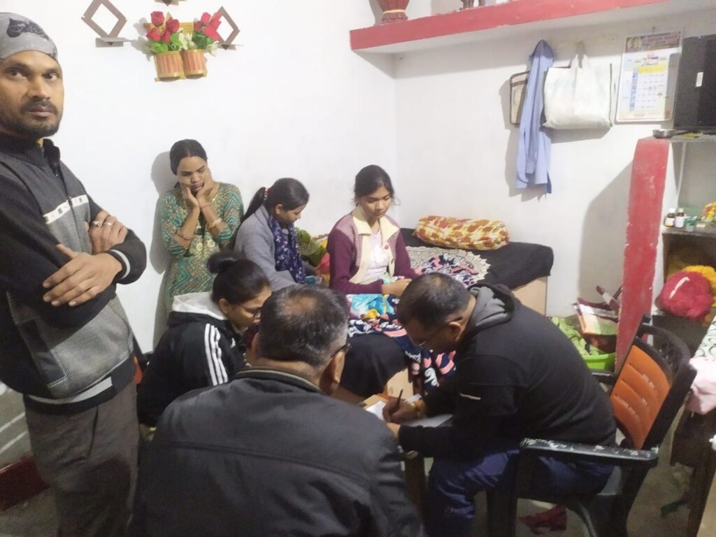 कोरबा में पति ने पत्नी, 2 बेटियों पर सोते वक्त ब्लेड और पत्थर से ताबड़तोड़ किया हमला.. फिर खुद भी खा लिया जहर…पत्नी की मौत, कर्ज से था परेशान…