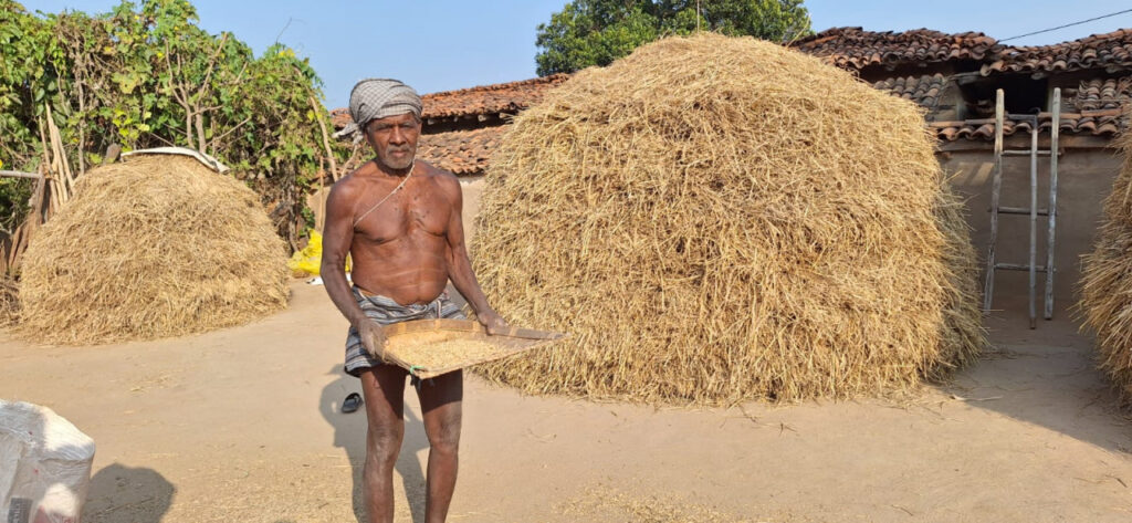 रायपुर : दाने-दाने के लिए करना पड़ता है मेहनत, खाते में आती है राशि तो मिलती है खुशी